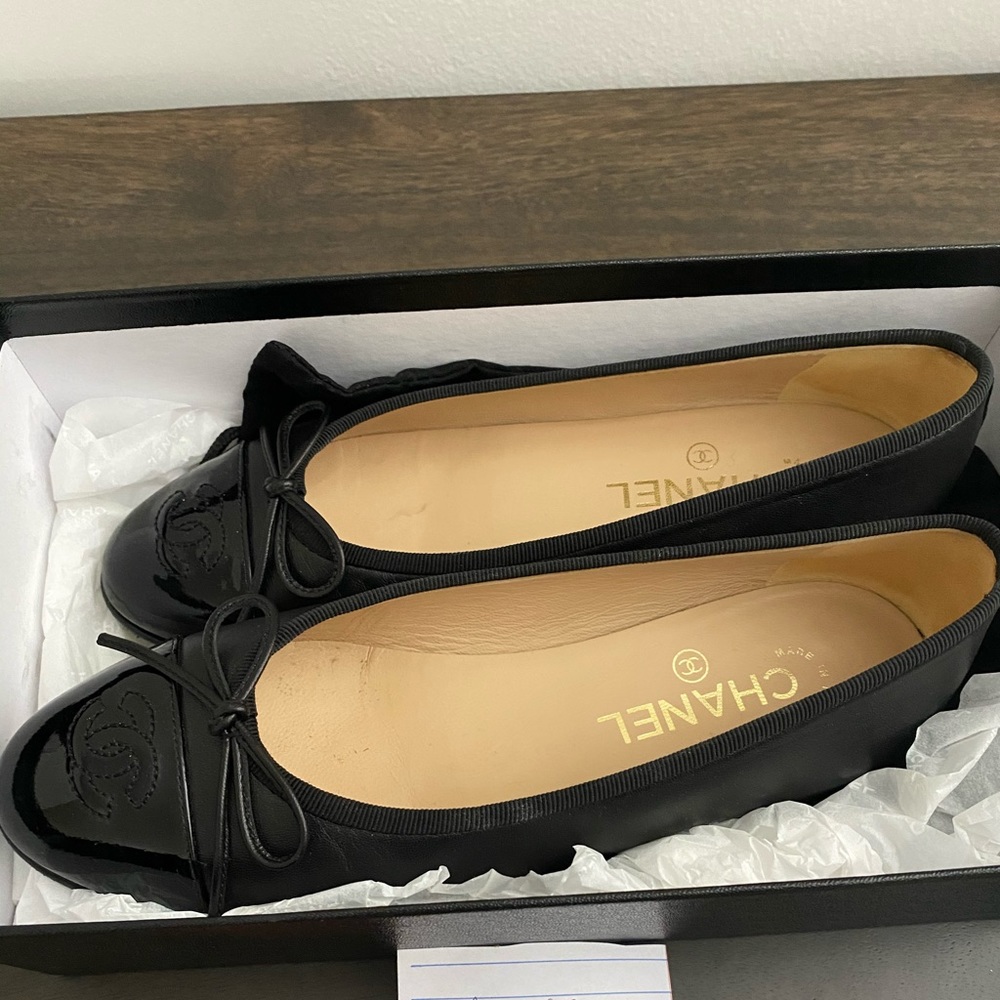 Chanel patent leather black flats size 37